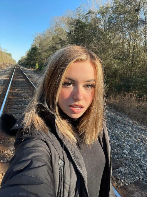 Looking for someone friends, I'm single I'm horny rn if you interested me add my Snapchat: enna_l
