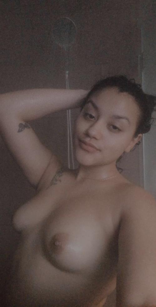 Free Hookup and nudes and videos add me on my Snapchat username..   aloriq22