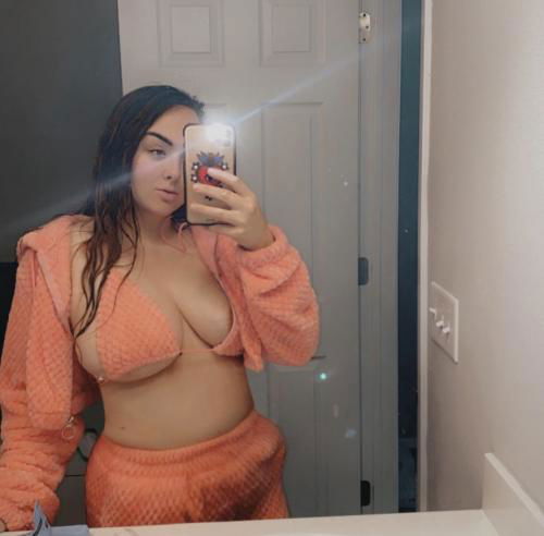 Down for a sweet hook up??add my snap maria_queens21