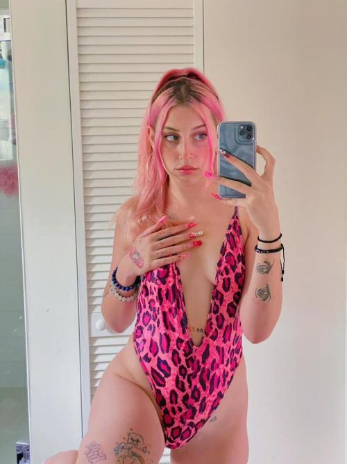 Hey dear I’m ready for hookup it’s weekend let’s have fun text me on Snapchat