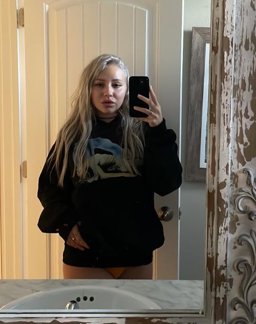 Horny and ready to have fun dm 😈😋