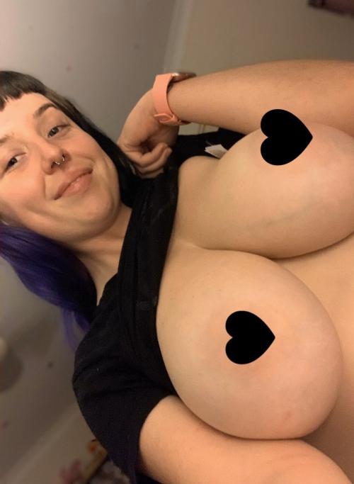 I am available for hookup and sex call. Hit me up on Snapchat: veekeejay22