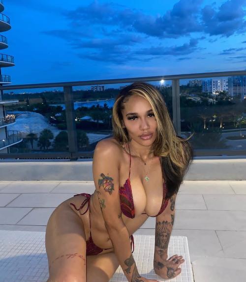 Am into selling of nudes,sexting and also into hookup not free🥵💰message me on snap morgan_alex22