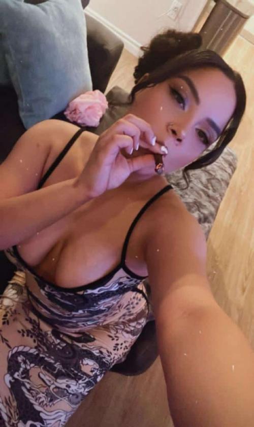 Dm me for nude pictures and hook up 😉
