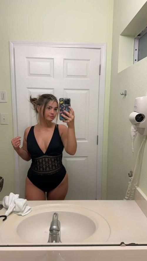 ashley646576's snapchat photo - sex, milf, horny