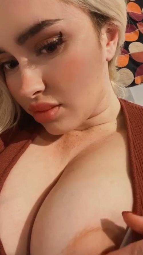 amelialuna0123's snapchat photo - slut, horny, sexy