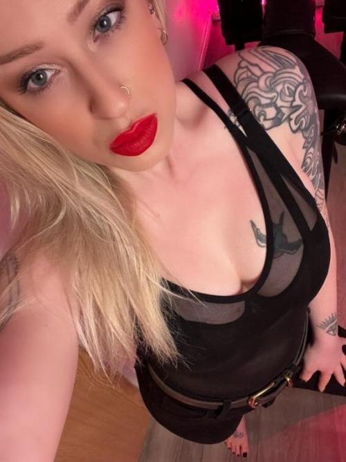 Dominatrix woman looking for sissy/slave