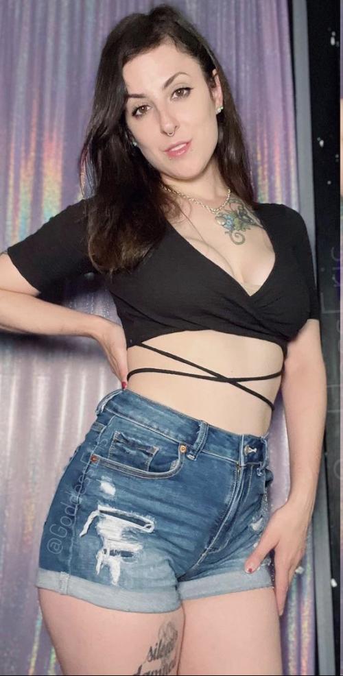 I am a mistress looking for a submissive slave that is willing to serve mistress and be owned by mistress 24/7..Dm now