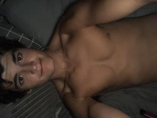 I wanna fuck hmu I’m 18