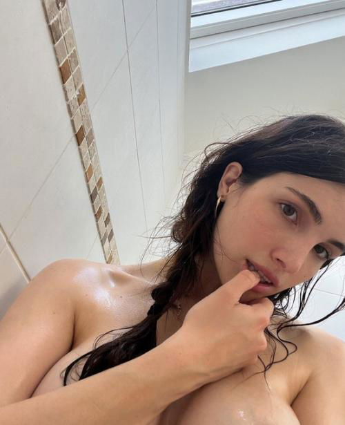 I'm down for any dirty hookup sex,selling of nudes, live sex video call, message me with my tiktok darshelle564