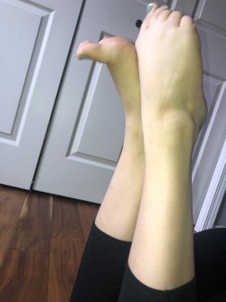 danilee2O23's kik photo - porn, milf, nsfw, Feet, Selfie