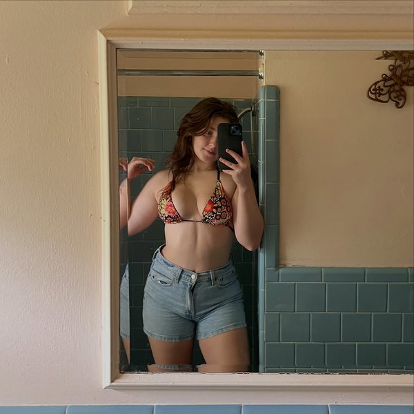 tradevideos77's telegram photo - Curvy, Brunette, Selfie