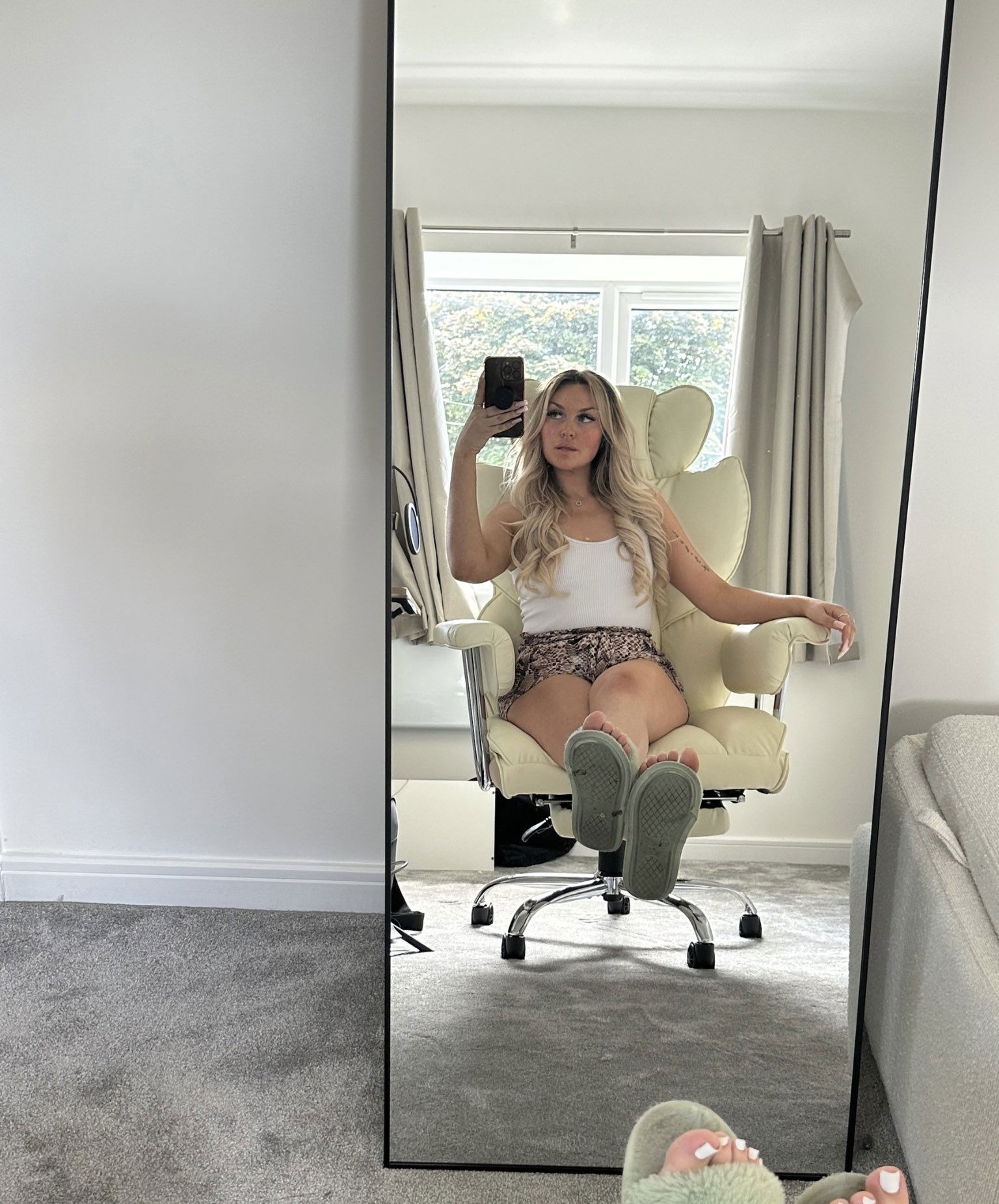 Serve me submissives. Telegram: @annecarey
