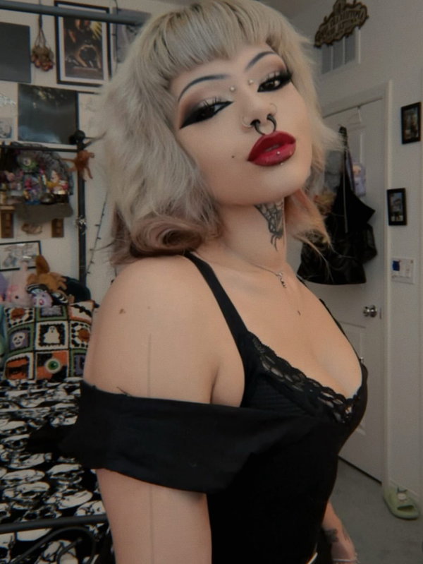 Missvampsharon's kik photo - slut, sex, sexy